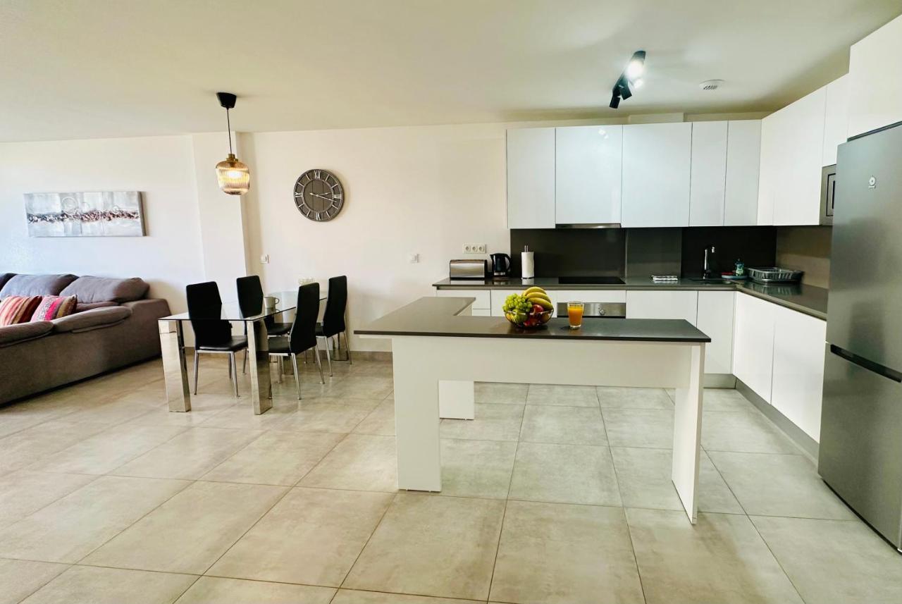 2-Bedroom-Apartment With A Terrace, Pool, Gym Малага Экстерьер фото